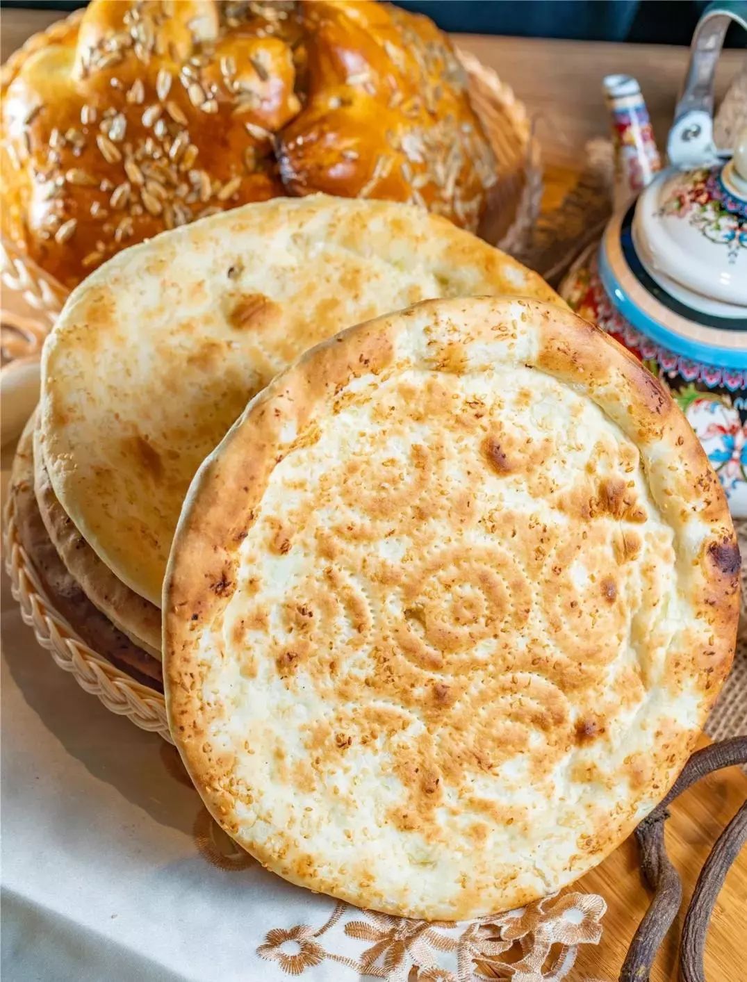 刚出炉的馕表皮金黄,香脆耐嚼居有馕,行有馕,待客也是馕……窝窝馕,片