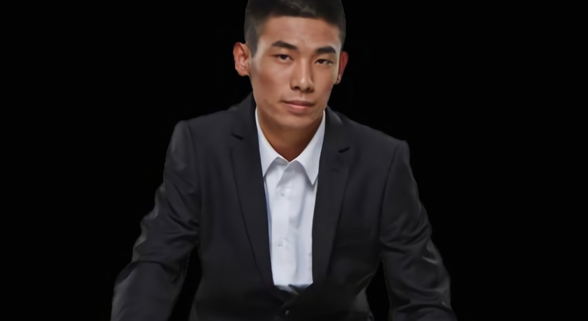 茄子原名吴清权,早前是csgo职业选手,在与自己的弟弟吴辉组建了一只