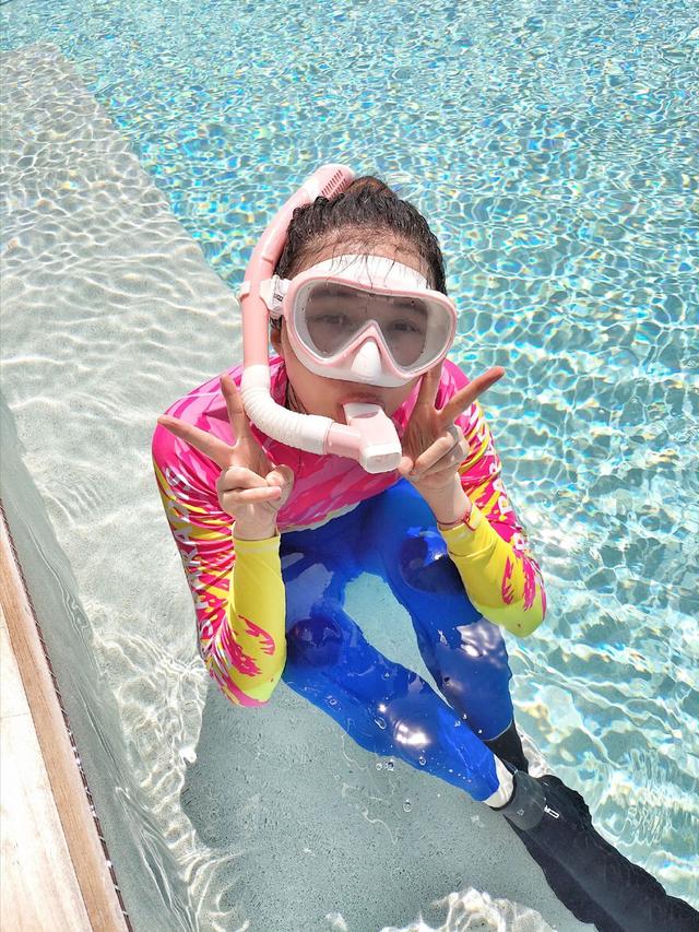 6767肃然带着墨镜也能看得出韩雯雯的皮肤状态水嫩,看起来状态保