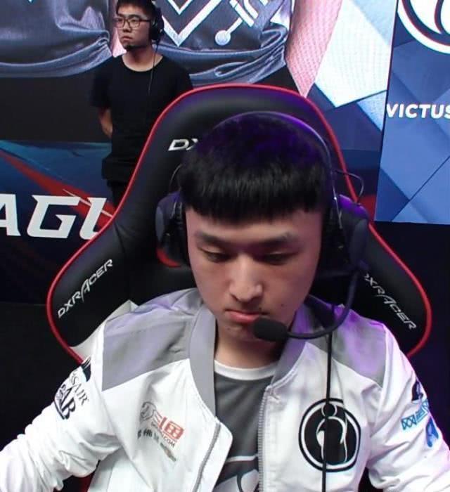 ig辅助首秀被宝蓝粉丝施压,上一个被粉丝毁掉的,现在在家下棋_lucas