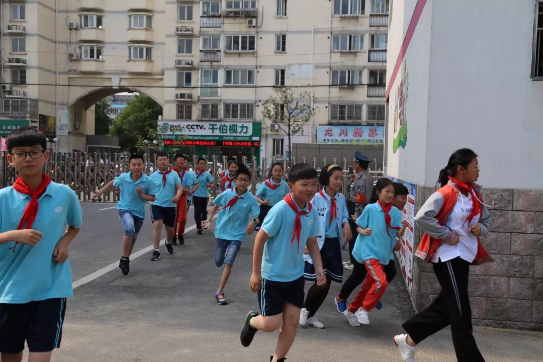 江都区安全教育进学校暨教育系统"安全生产月"启动仪式在龙川小学