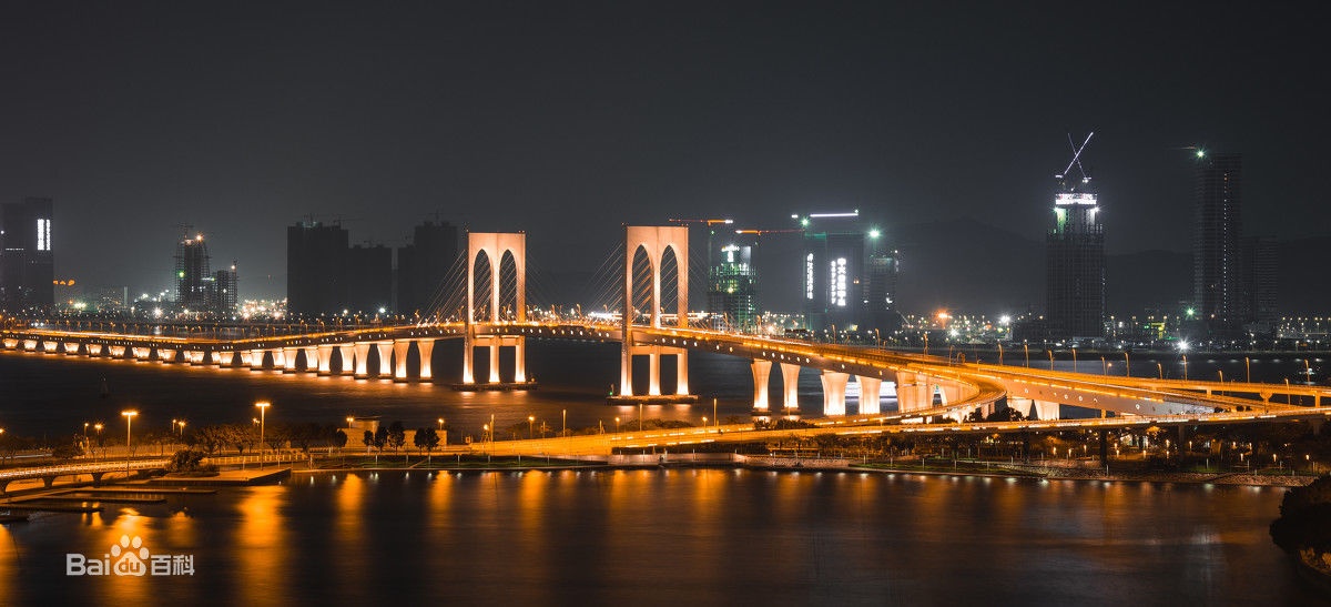 还有一条跨境大桥连接澳门路氹城及珠海横琴岛的莲花大桥,1999年12月