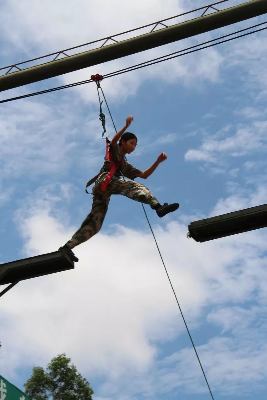 校园快报挑战自我超越极限军鹰队户外军事拓展训练活动内附超燃视频