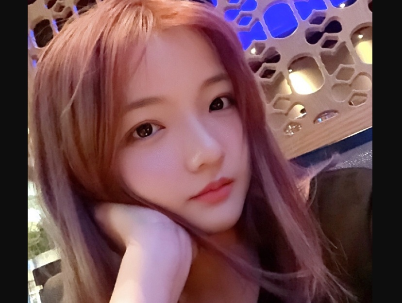 lol包桑前女友深海鱼开心发照秀腿秀引包子粉丝叛变98年难顶