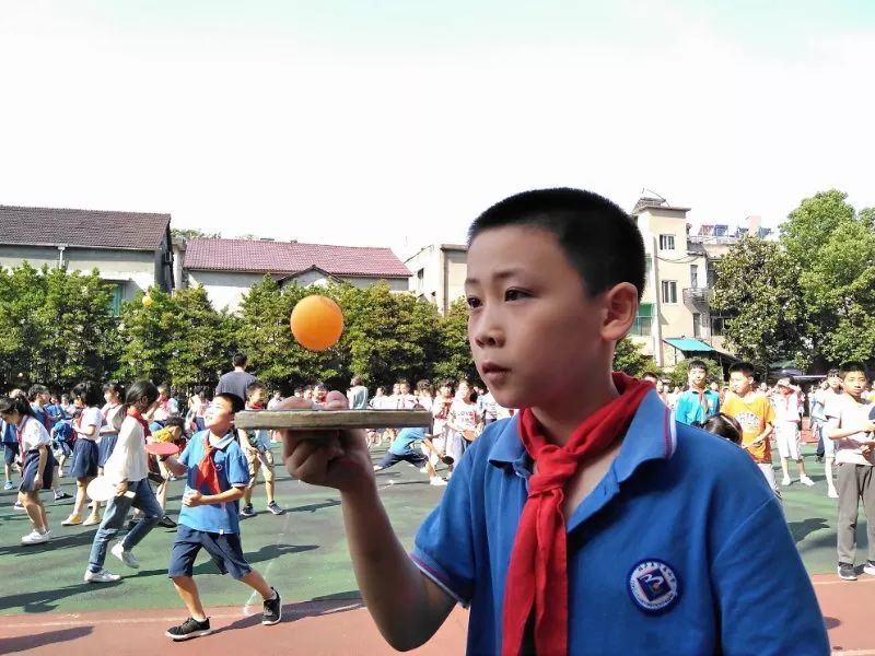 近视防控有妙招桐庐县迎春小学花样玩乒乓有效防近视