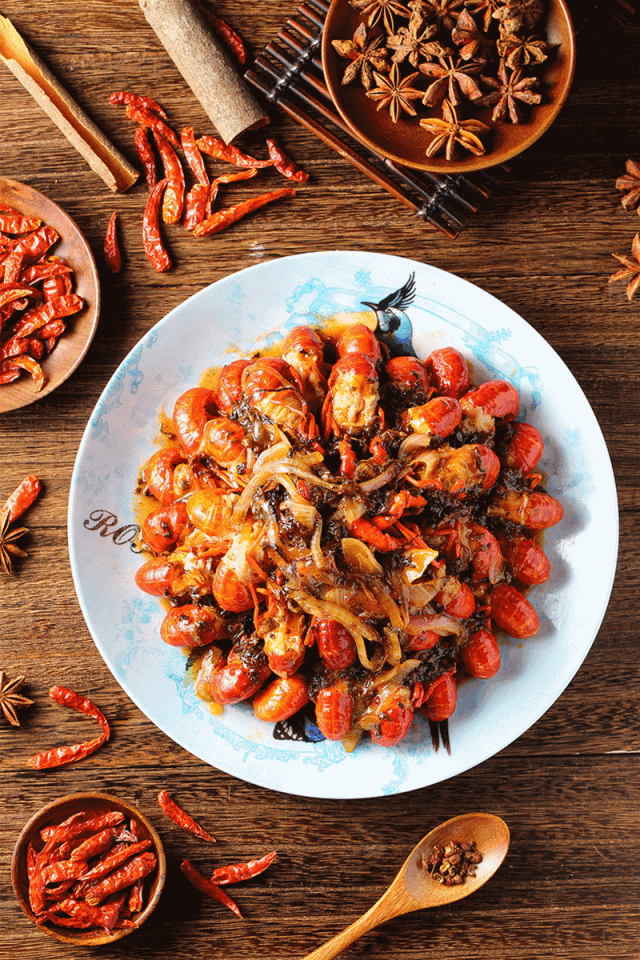 劲爆4元斤的秘制小龙虾酸辣中带点甜一吃就停不下来