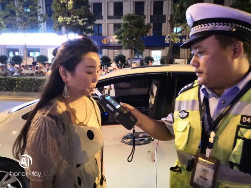 正在查阜阳特警交警行动1女4男被查出酒驾