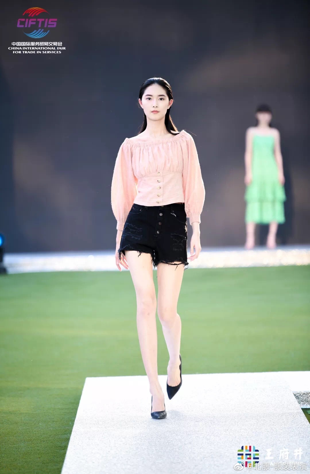 国模陈梦露亮相"王府井时尚消费嘉年华"开幕秀