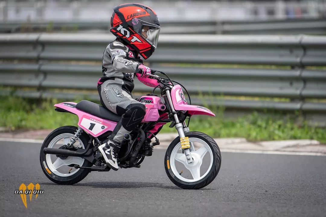 别人家的爸妈已经教会孩子骑摩托车压弯了