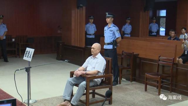 "8·9"恶性汽车撞人案一审宣判,轿车撞摩托车拖行被害人近千米_吴惠忠