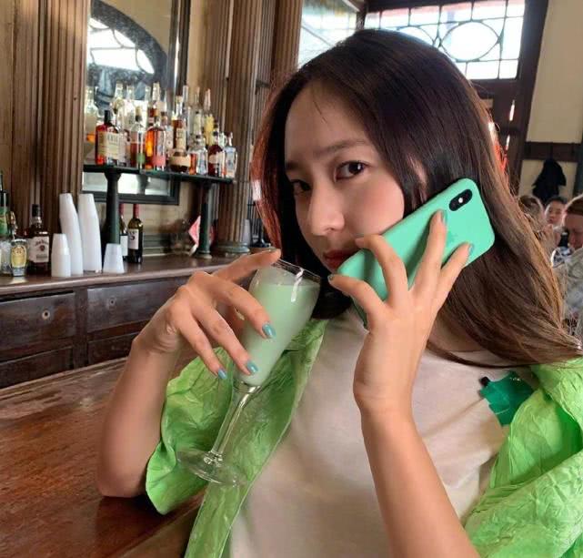 原创郑秀晶晒照现身酒馆美好心情全部都是绿色遭网友调侃太过细致
