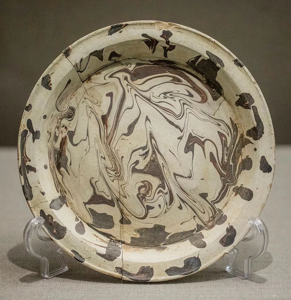 绞釉平底盘 金代 鲁山县段店窑文化研究所藏绞釉平底盘局部绞釉平底盘