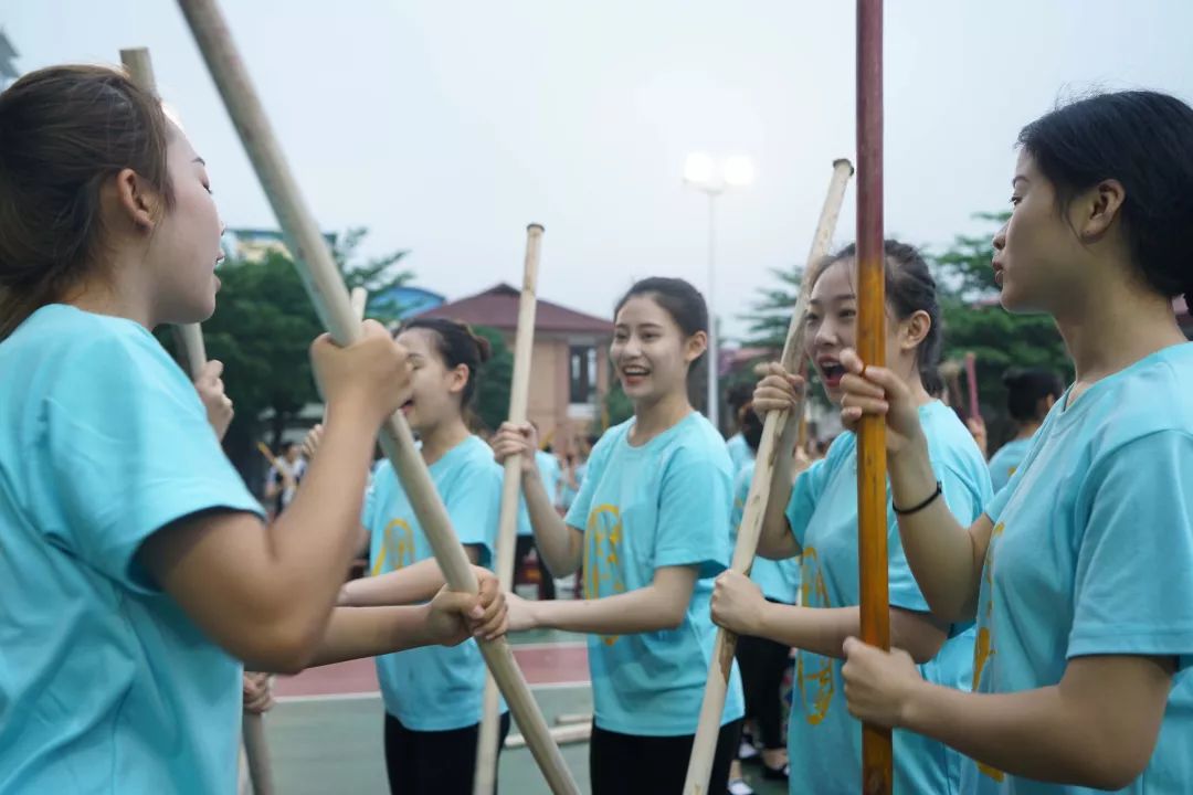 非遗舞蹈进校园:真的不一般!_扁担