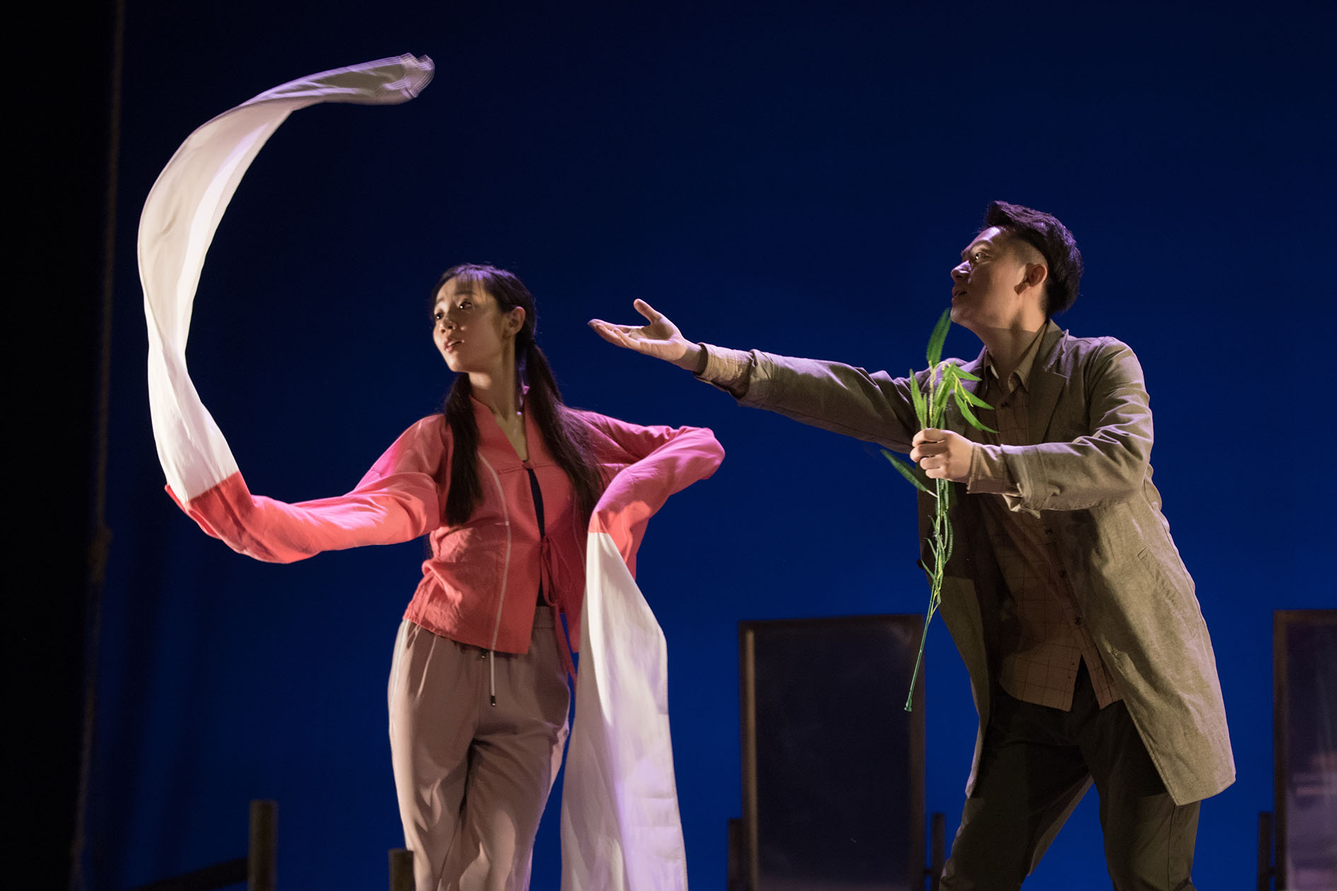 俄罗斯导演重新创作整合,将中国昆曲的传统质朴与现代话剧的形式结合