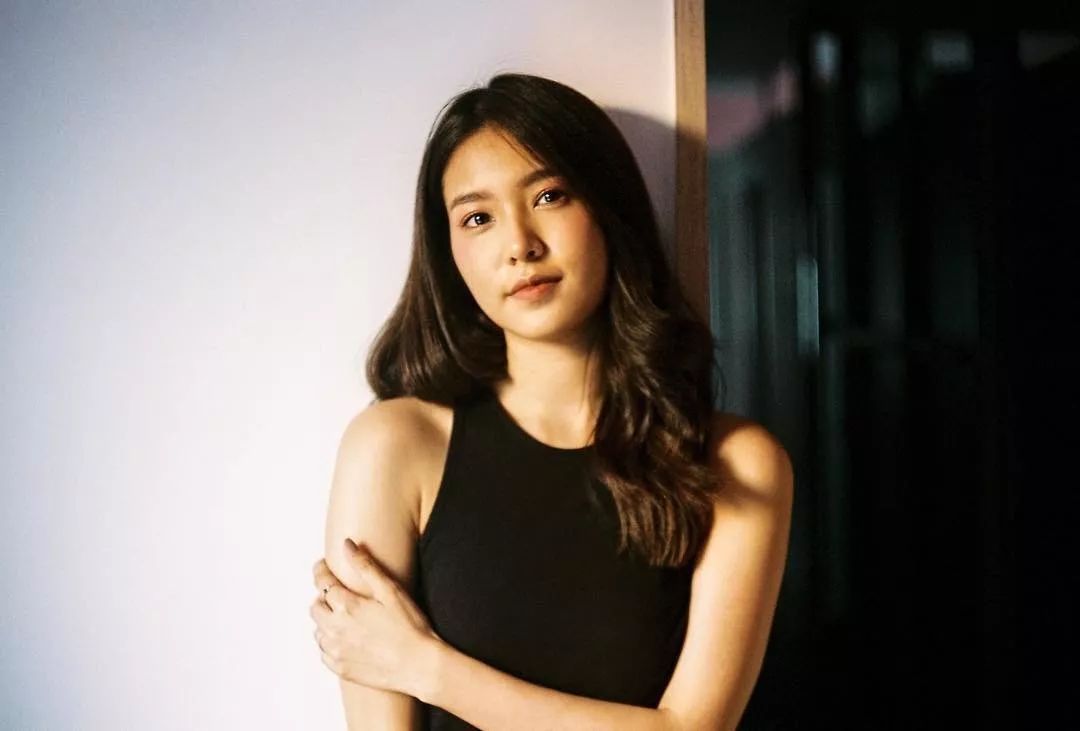 羡慕这个95年的小个子黑妞,竟然可以和自己的偶像拍电视剧!_fern