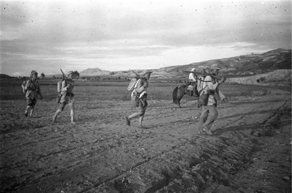 圖為參加伏擊戰的八路軍戰士穿過莊稼地.