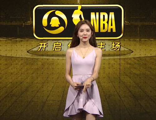 太美nba美娜粉红吊带裙配高跟展示好身材擦红的膝盖却成焦点