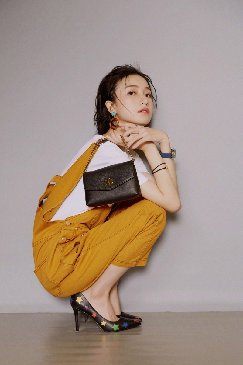 女演员姜梓新清新俏丽时尚写真