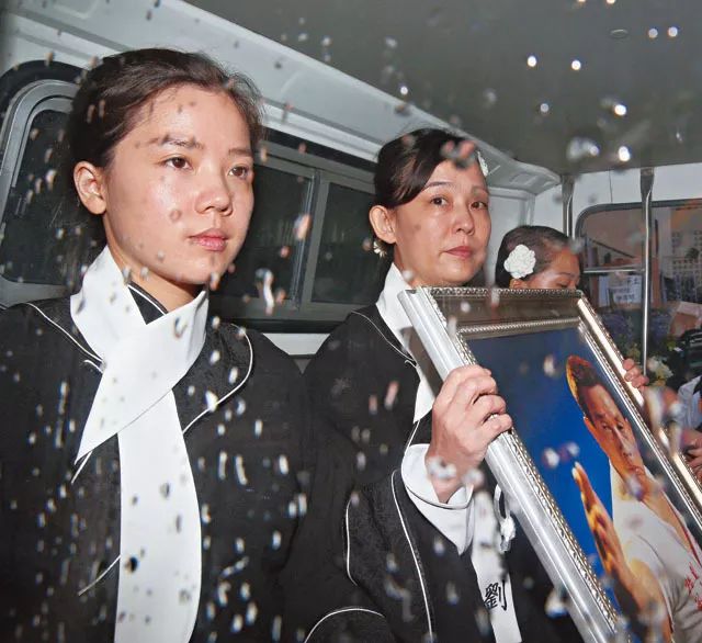 刘家良过世,翁静晶说:"我会守寡一年,之后要去做喜欢的事.