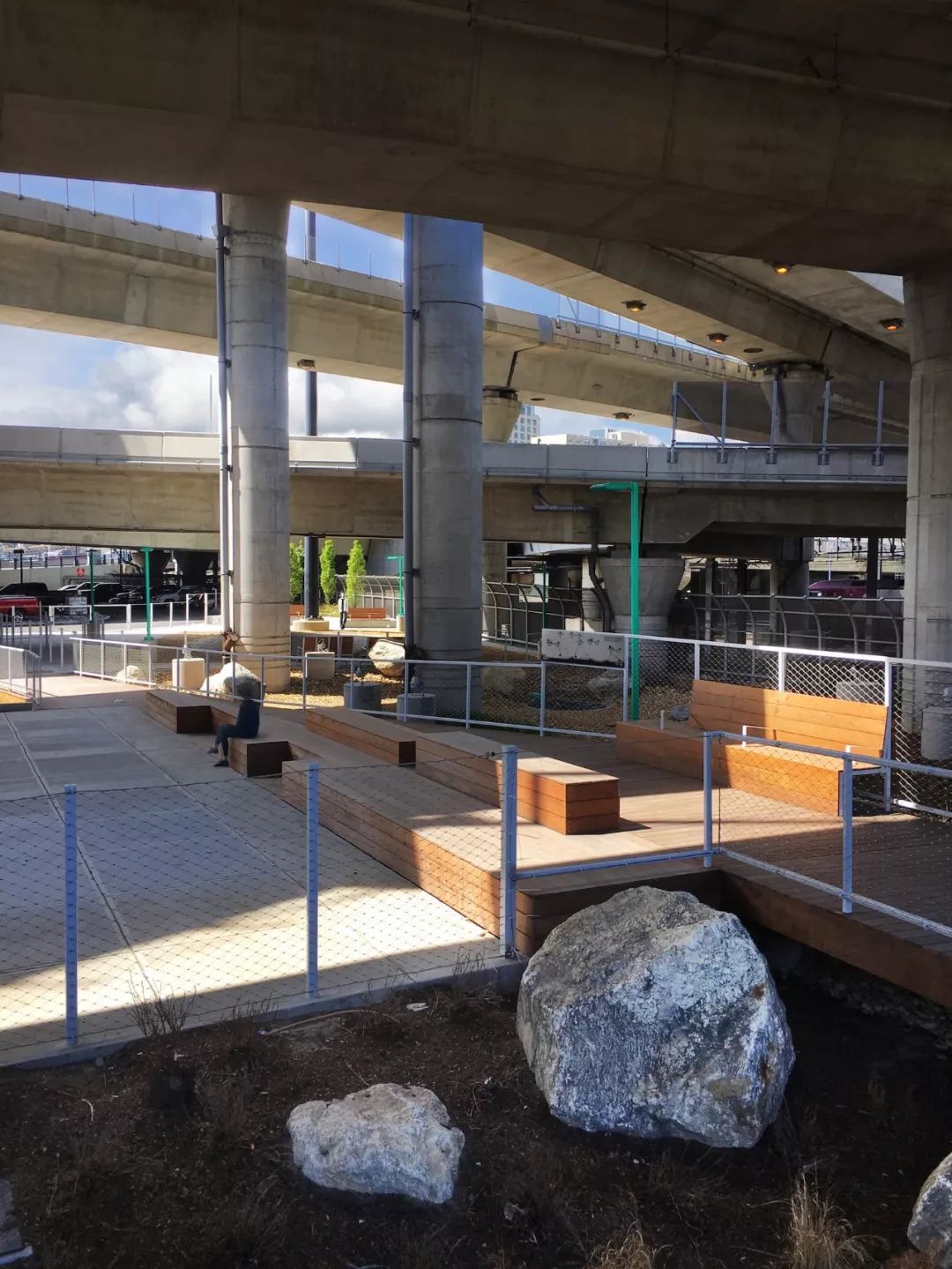 除了设置水泥锥天桥底下还可以有这么多做法