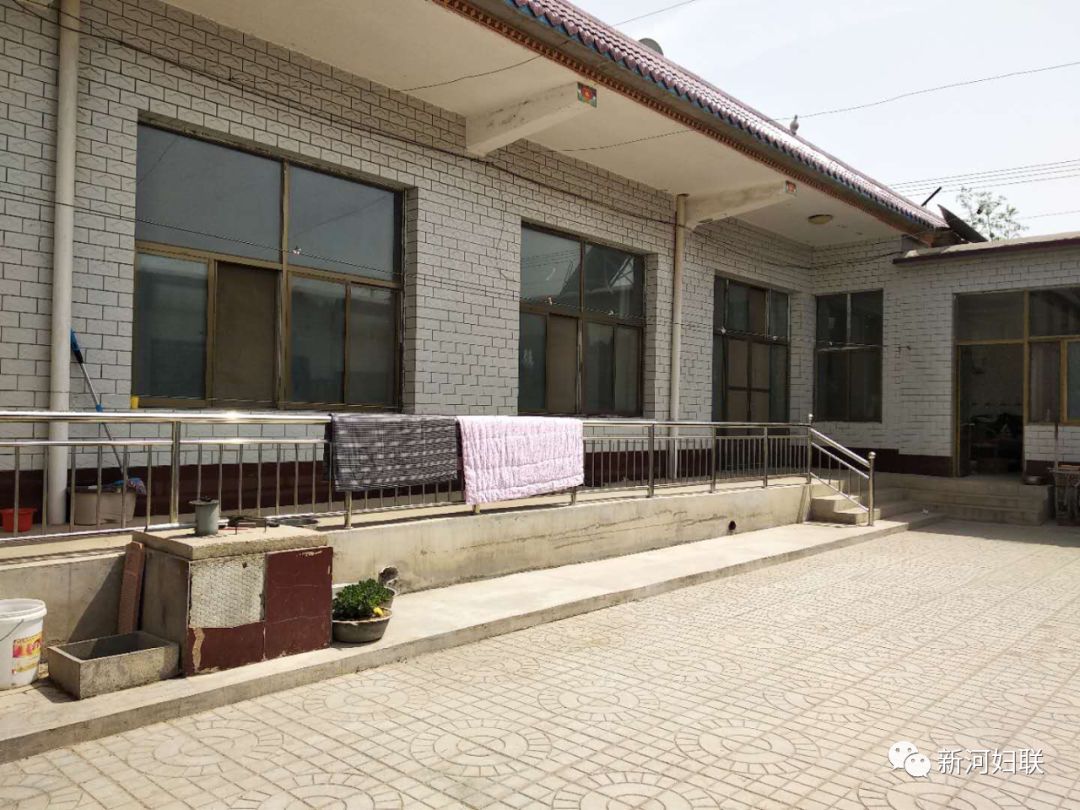 荆庄乡埝城村曹翠娥家室内外干净整齐,院落搭建协调,她遵守村规民约