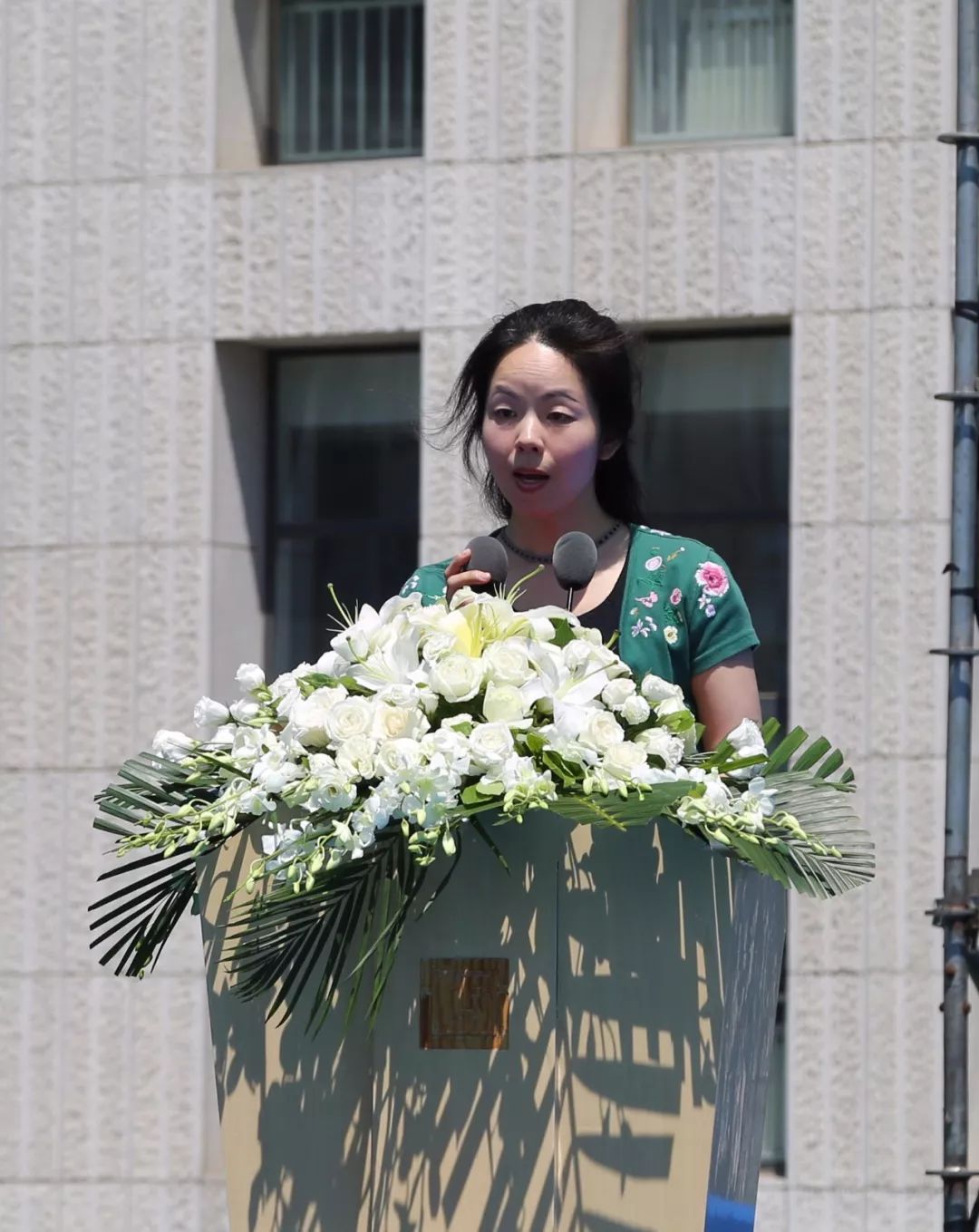 胡西丹校长在致辞中向所有即将告别母校的毕业生们表示最热烈的祝贺