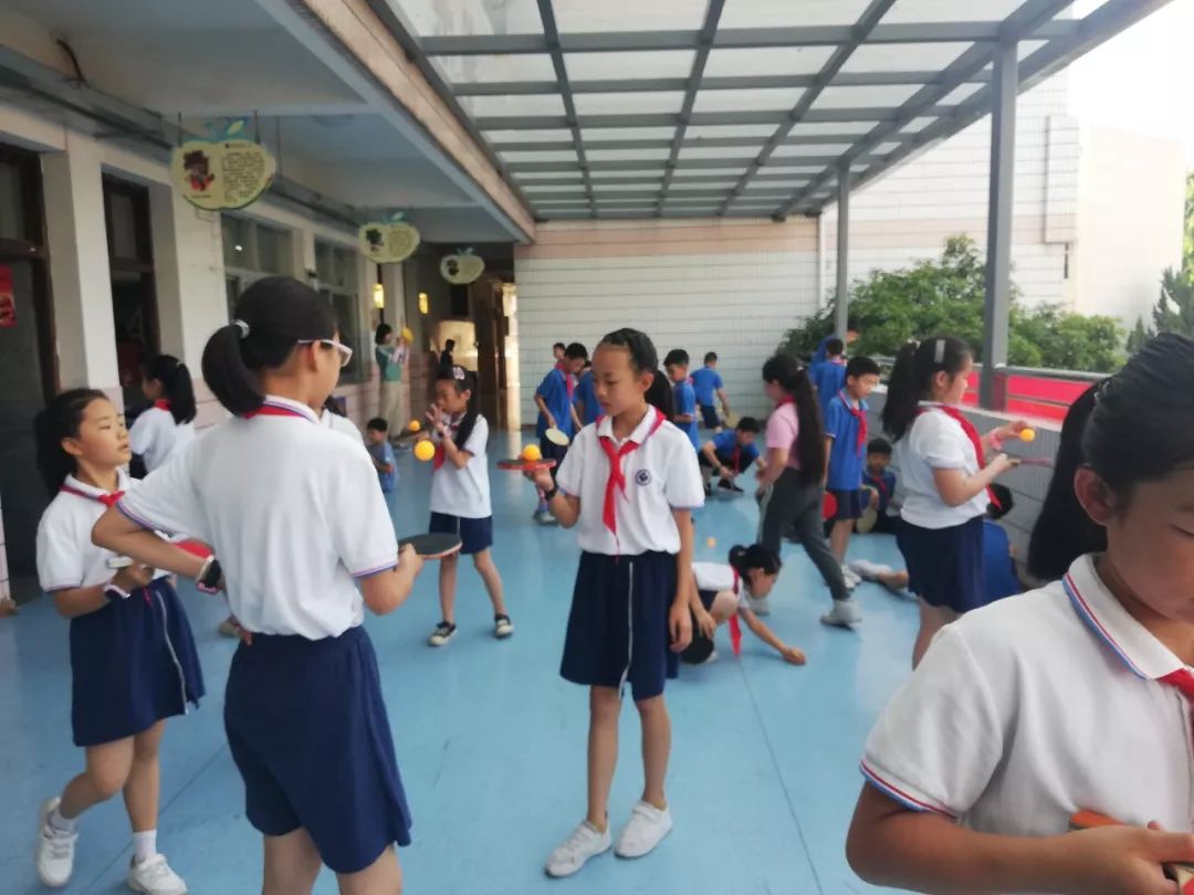 近视防控有妙招桐庐县迎春小学花样玩乒乓有效防近视