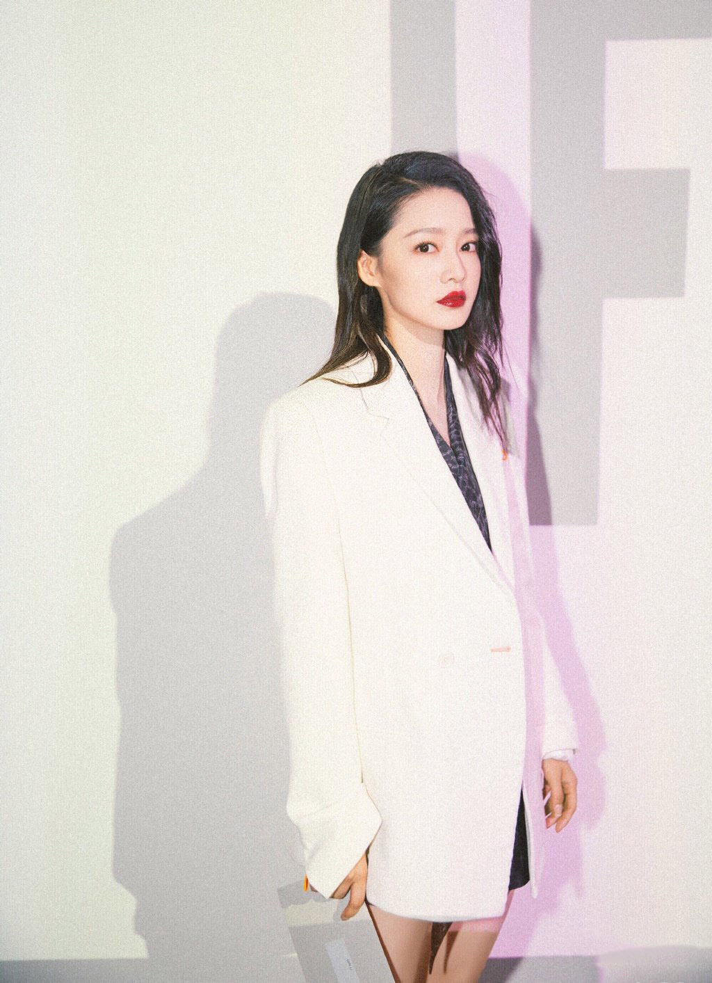 李沁的气质也太好了吧?穿白西装配个性裙,超a御姐范让人羡慕_白色