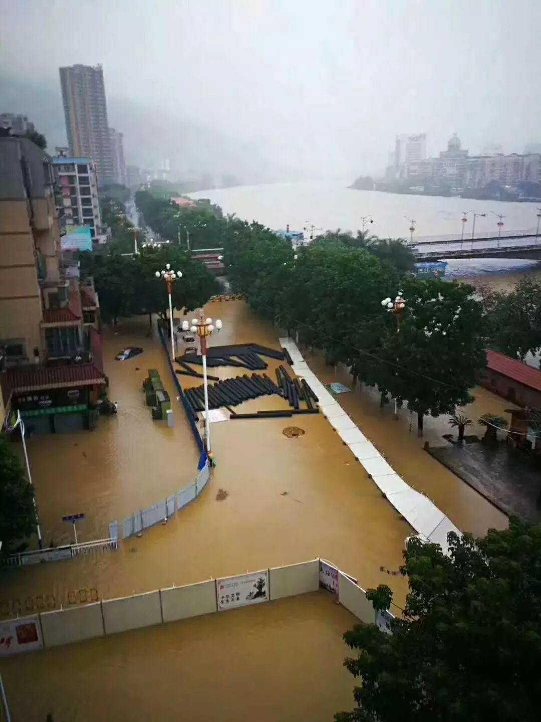 路新市南路九中中山公园江滨段多处塌方车辆被冲三明到处都沦陷了