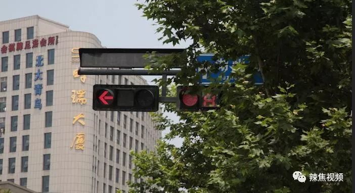 红绿灯玩起"躲猫猫"?杭州市区一路口直行信号灯被遮挡影响行车安全