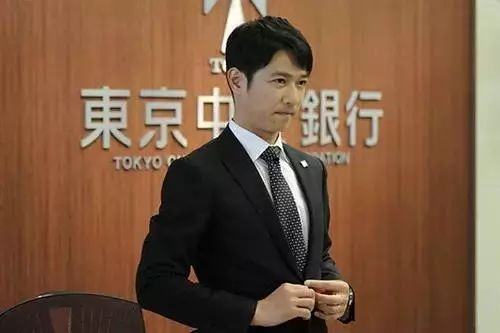 雅人叔也凭借此剧拿到第78届日剧学院赏最佳男主角奖想当年,《半泽