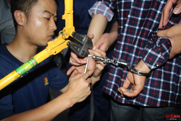 手铐弹簧锁损坏 民警驱车60公里找消防求助