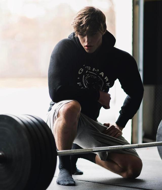 力量雄厚的举铁男和肌肉优美的健身者比,2者身体差别大吗?