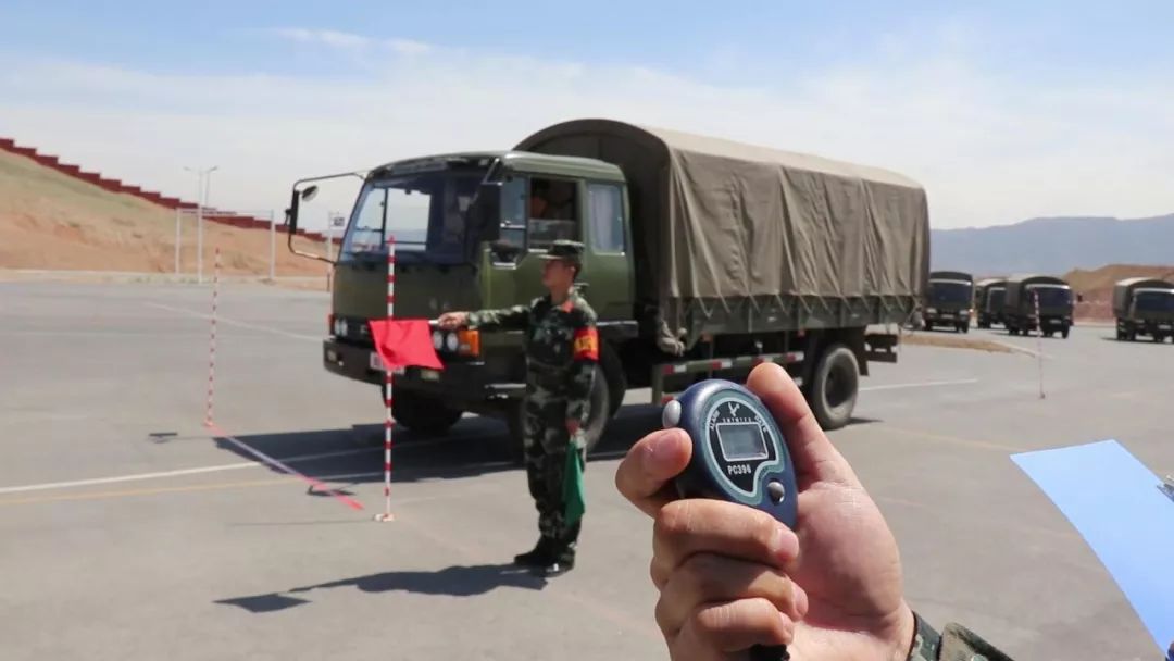 千名汽车兵上演了一场速度与激情的比拼在武警新疆总队驾驶专业考核中