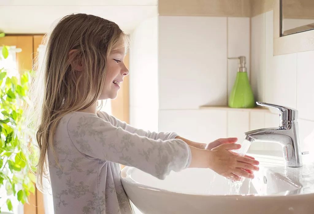 4岁宝宝屁屁痒,妈妈脱下裤子看,一粒粒竟还会动.