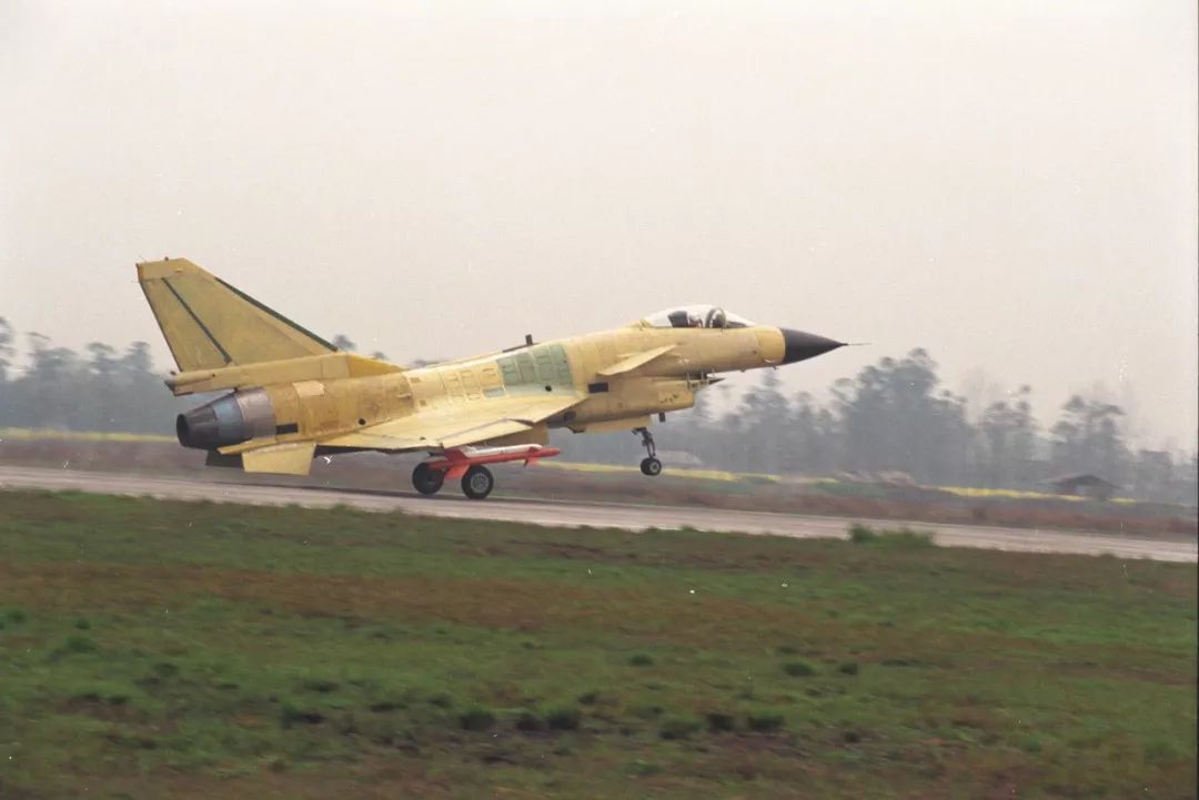 官媒曝歼10原型机试飞惊险一幕发动机空中停车落地时震飞机轮