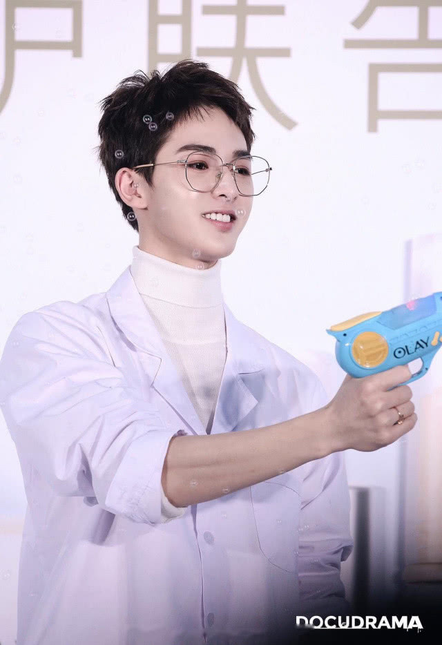 网友议论朱正廷与眼镜的适配度是不是很高感觉气质都变了很多