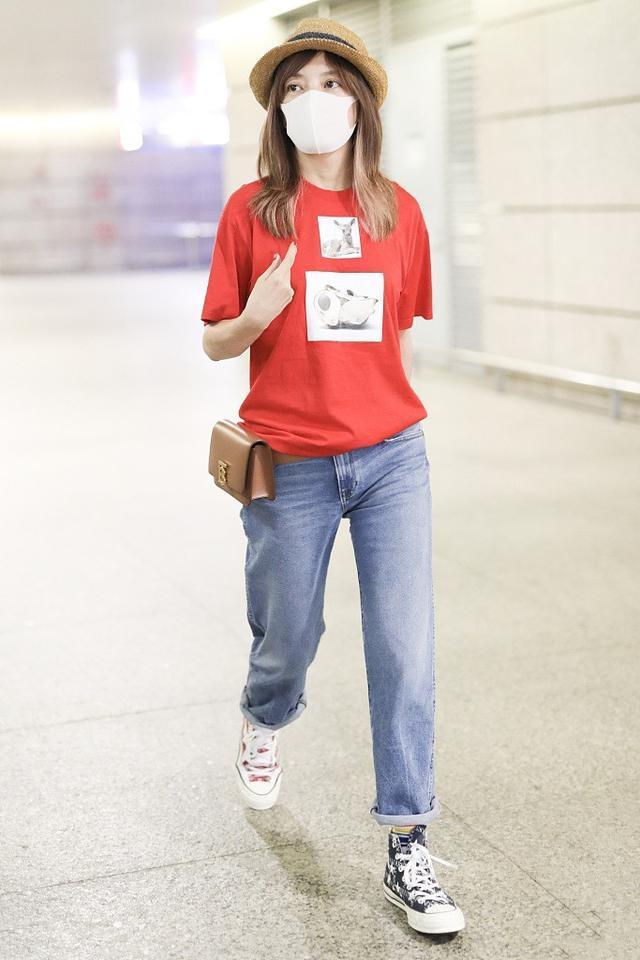 原创李金铭走机场,印花t恤搭配牛仔裤休闲感十足,比"美嘉"还会穿