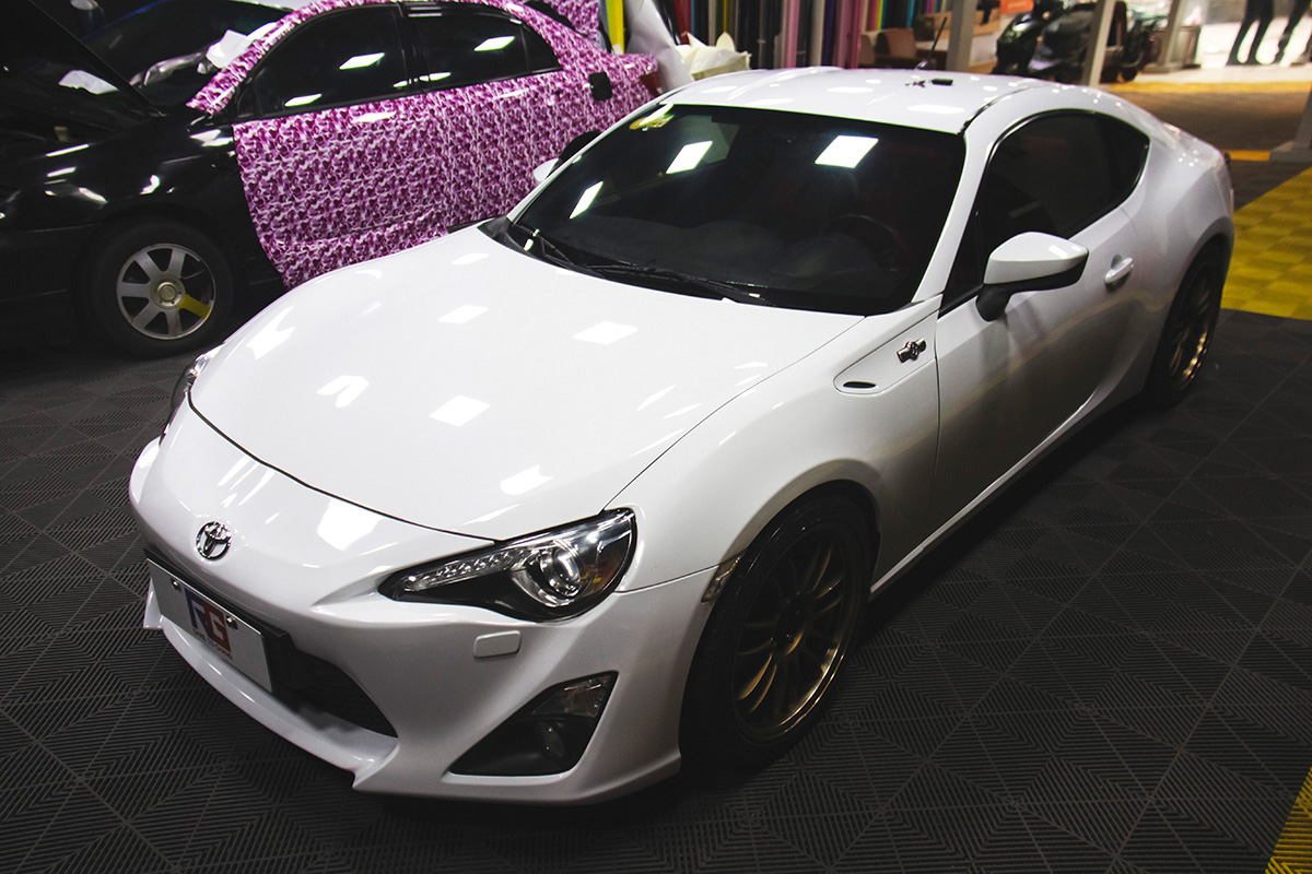 丰田86车身改色贴膜水晶钢琴白