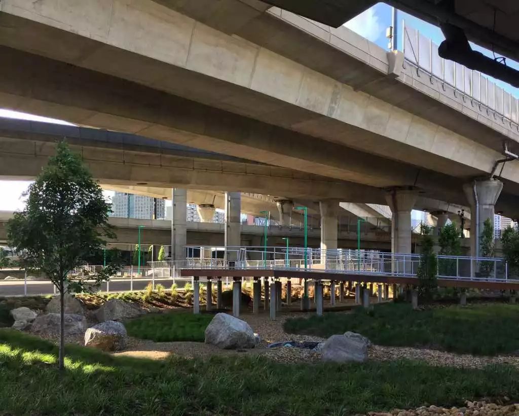 除了设置水泥锥天桥底下还可以有这么多做法