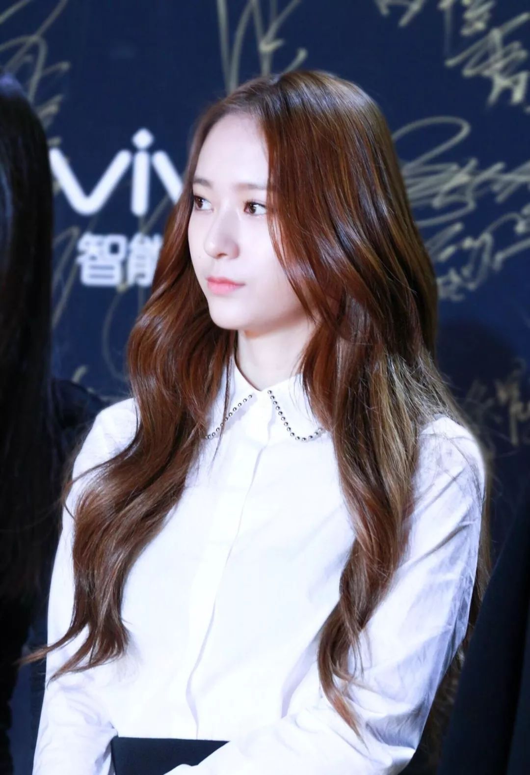 浅色的牛仔裤 清爽十足,少女感爆棚~ krystal 被秀晶穿出了可爱的感觉