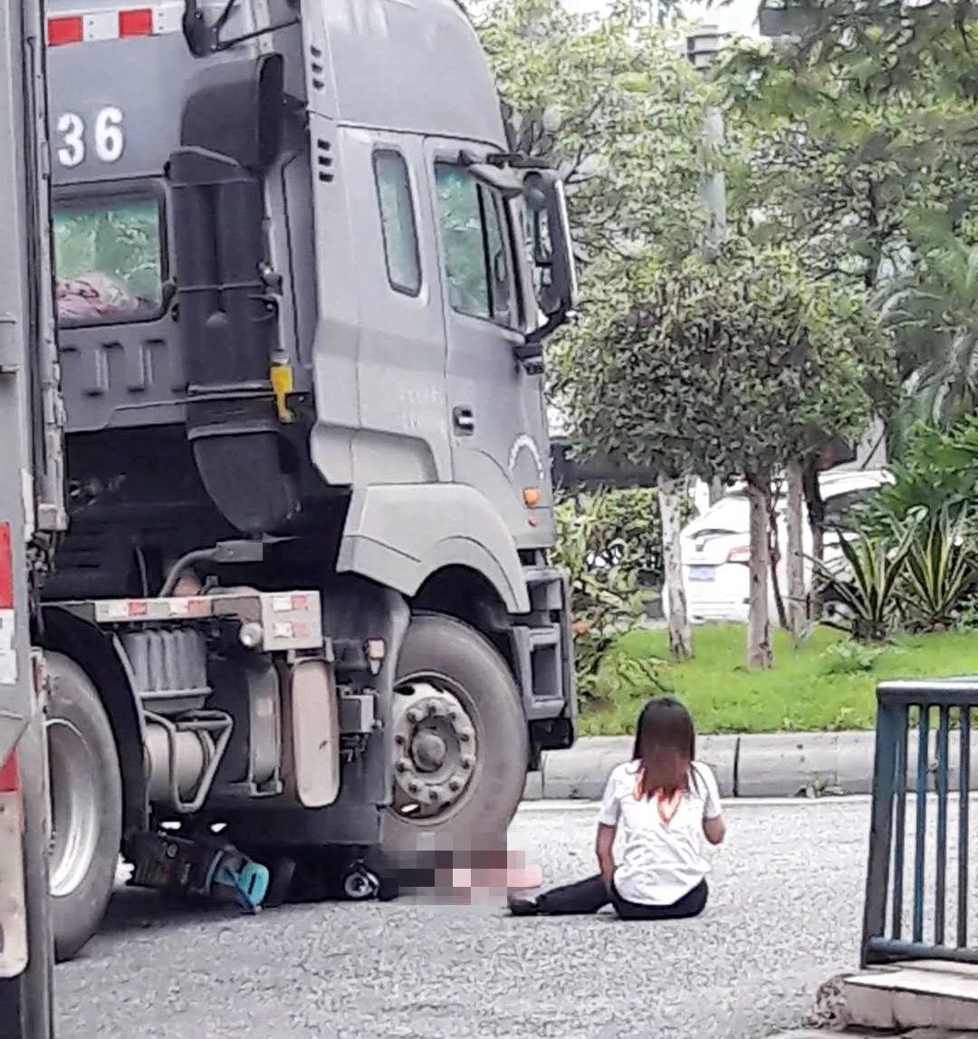 佛山发生不幸车祸,女子被压车底,家属当场哭晕!