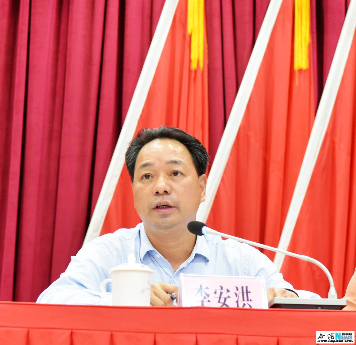 图二:合浦县委书记杨斌作讲话.林启波 摄图一:会议现场.林启波 摄