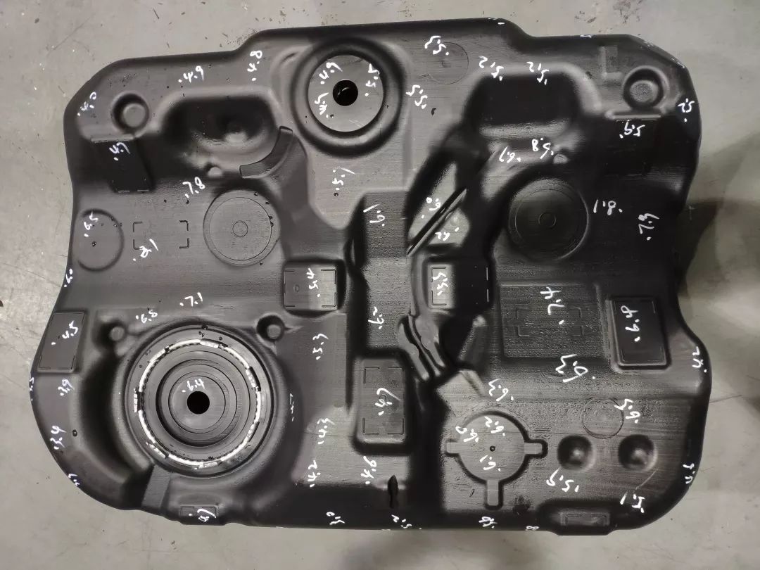 油箱内产生浪涌,发出噪音,影响驾驶者的驾驶体验,燃油箱内置防浪板