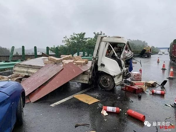 南部高速出車禍被困駕駛室司機淡定拍下救援視頻