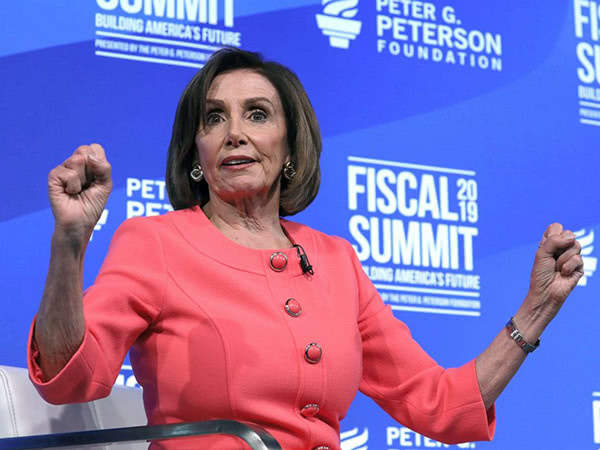 邓睿侃】  前不久刚刚被报道希望特朗普坐牢的美国众议院议长南希