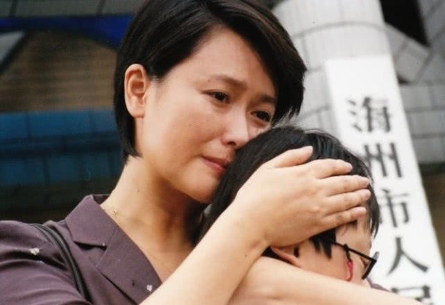 她曾出演过《情满珠江》,荣获飞天奖优秀女主角,经历两段婚姻