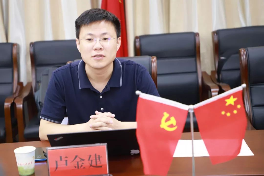 副县长李刚和蚂蚁金服集团农村金融事业部西北区总监卢金健签署合作