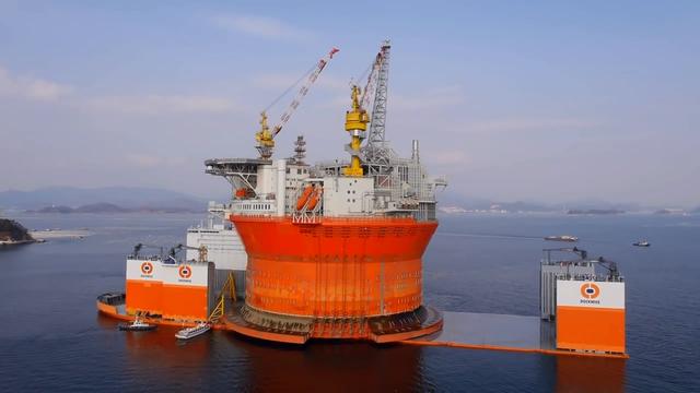 全球最大半潜船排水量十多万吨,总高度超百米,荷兰养不起已转手_先锋