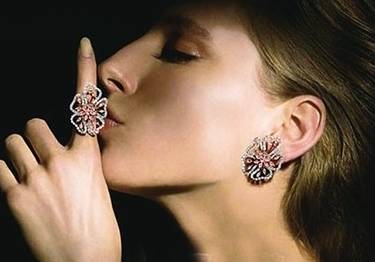 戴戒指有讲究戴对财运双收戴错招灾损财